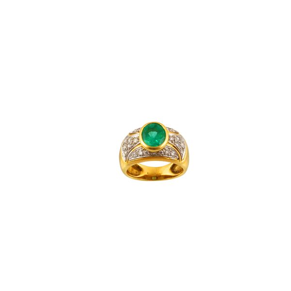 18KT GOLD, EMERALD AND DIAMONDS RING