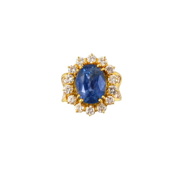 18KT GOLD, SAPPHIRE AND DIAMONDS RING