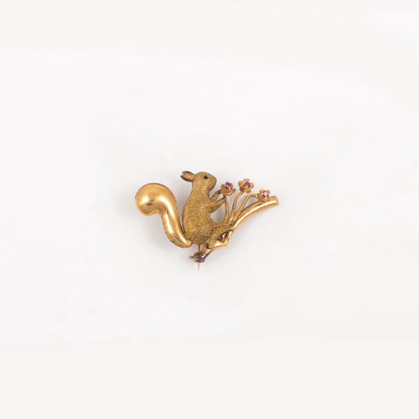 18KT GOLD AND SYNTHETIC GEMS BROOCH