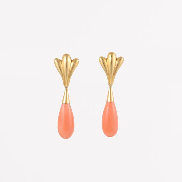 18KT GOLD AND CORAL EARRINGS