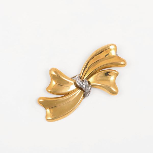 18KT GOLD AND DIAMONDS (one missing) BROOCH