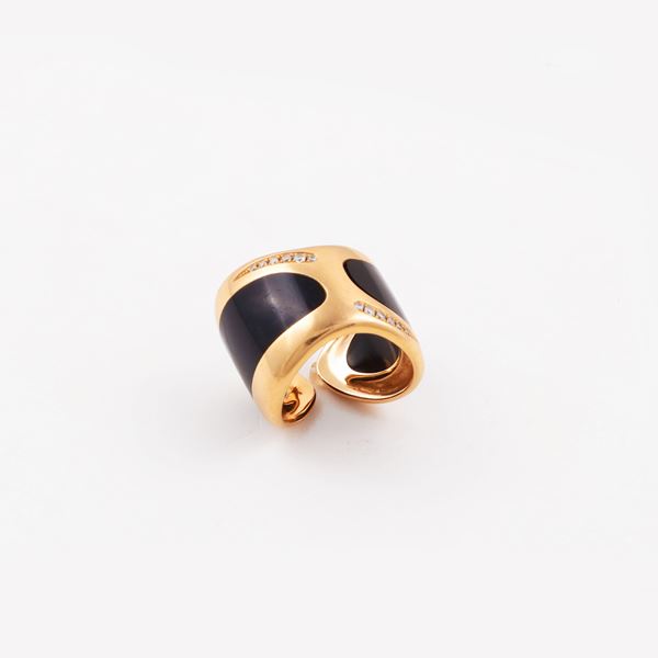 18KT GOLD, DIAMONDS AND ONYX (chipped) RING