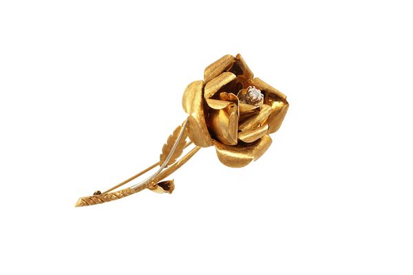 18KT GOLD, OLD EUROPEAN CUT DIAMOND BROOCH