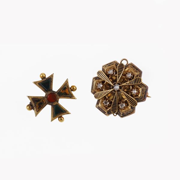 18KT GOLD LOT OF TWO BROOCHES WITH, JASPER, ENAMEL (missings) AND ROSE CUT DIAMOND