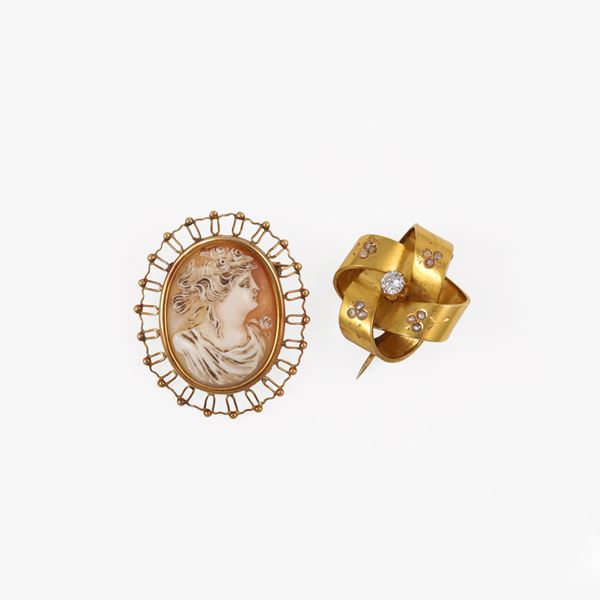 18KT GOLD LOT OF TWO BROOCHES WITH, SHELL CAMEO, DIAMOND AND PEARL  - Auction JEWELRY, WATCHES, AND SILVERWARE - Casa d'Aste International Art Sale