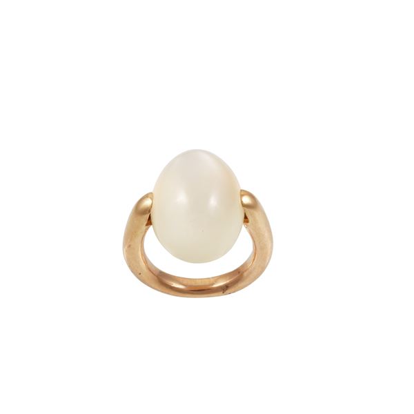18KT GOLD AND MOONSTONE RING