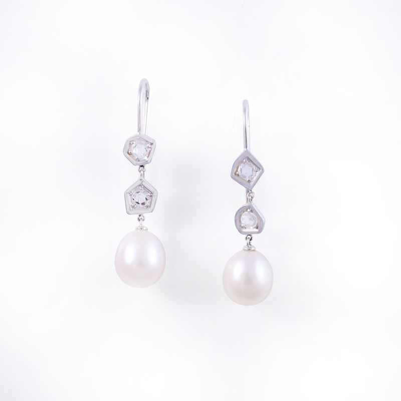 Mimì, Orecchini pendenti in oro bianco 18 kt con diamanti e perle d’acqua dolce
