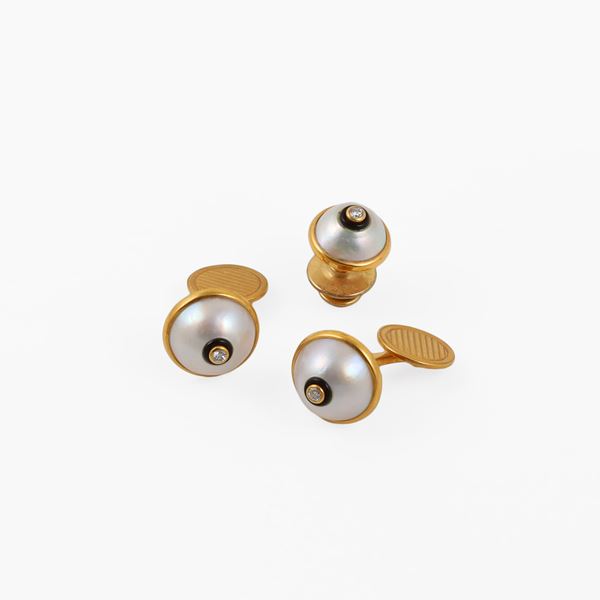 18KT GOLD LOT CUFFLINKS WITH, MABÈ, ONYX AND DIAMONDS CUFFLINKS