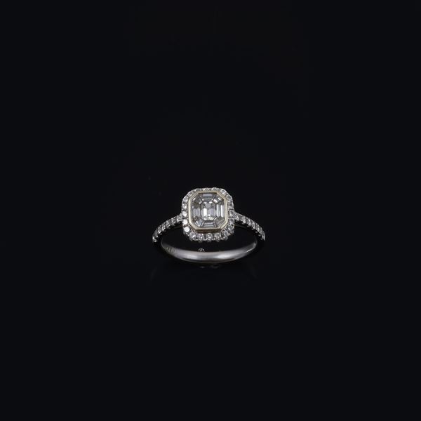 18KT GOLD AND DIAMONDS RING