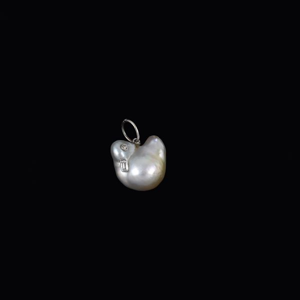 18KT GOLD, DIAMOND AND BAROQUE PEARL PENDANT