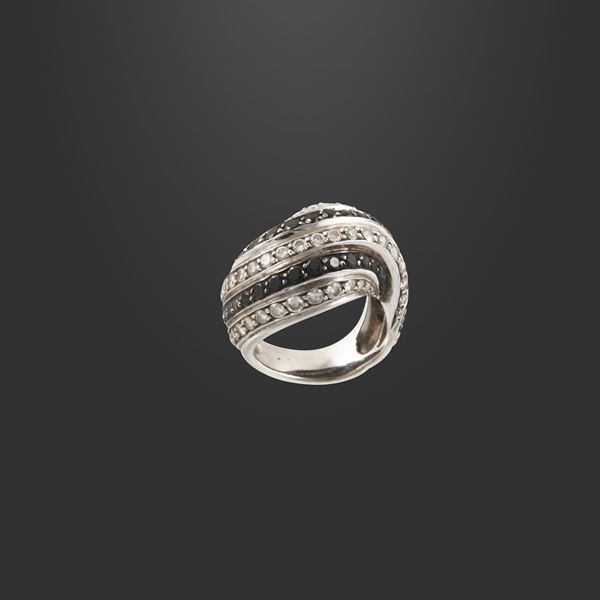 18KT GOLD, COLOURLESS AND BLACK DIAMONDS RING
