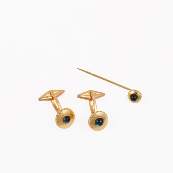 18KT GOLD AND CABOCHON CUT SAPPHIRE CUFFLINKS AND PIN, VALENTINO