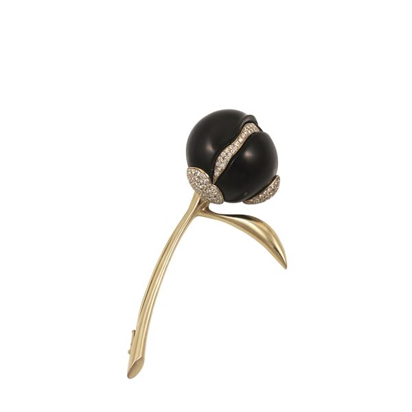 18KT GOLD, AGATE AND DIAMONDS BROOCH