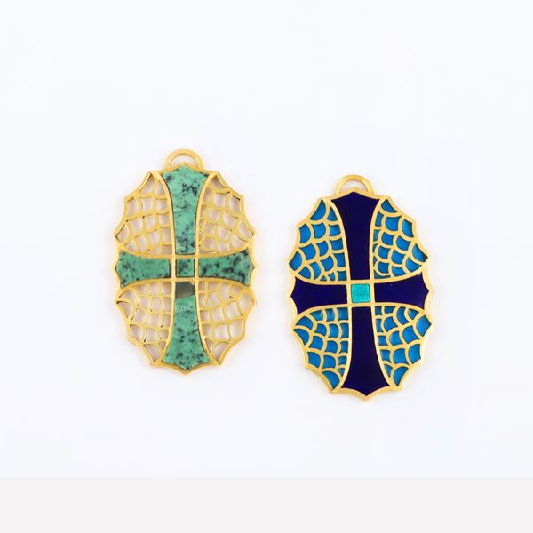 18KT GOLD LOT OF TWO PENDANTS WITH, ENAMEL AND SERPENTINE (missings)