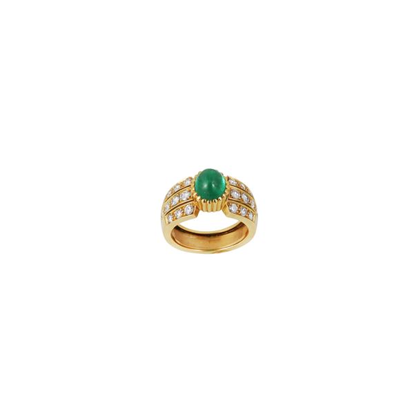 18KT GOLD, CABOCHON CUT EMERALD AND DIAMONDS RING