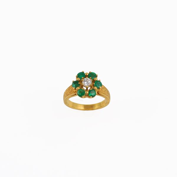 18KT GOLD, DIAMOND AND EMERALDS RING