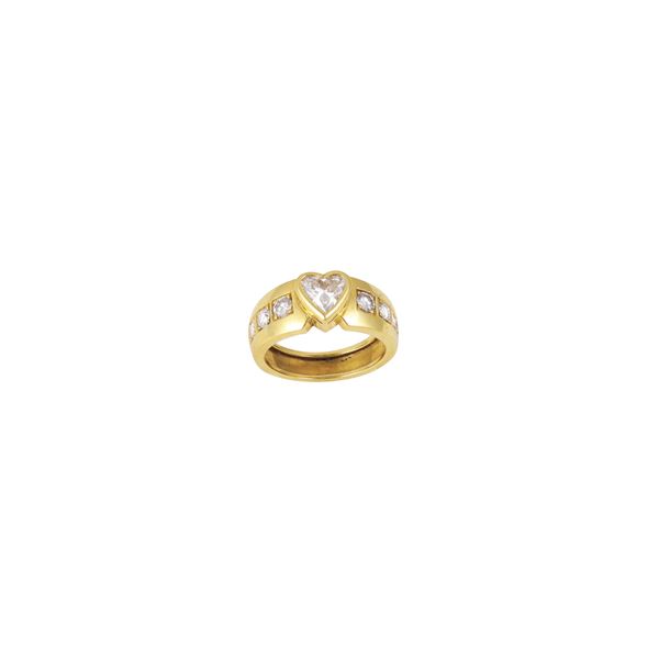 18KT GOLD, HEART CUT DIAMOND AND BRILLIANT CUT DIAMONDS RING