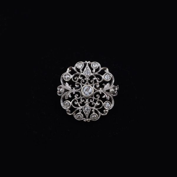 18KT GOLD AND OLD EUROPEAN CUT DIAMONDS (one chipped) BROOCH