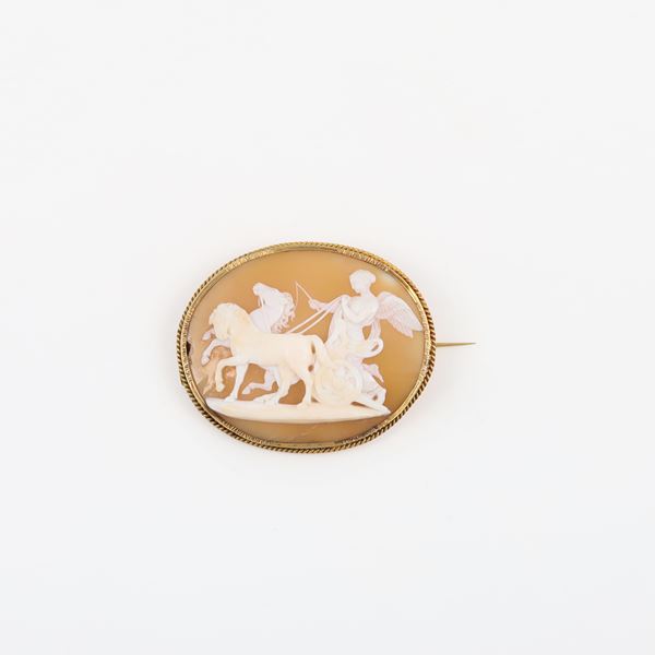 18KT GOLD AND SHELL CAMEO (chipped) BROOCH