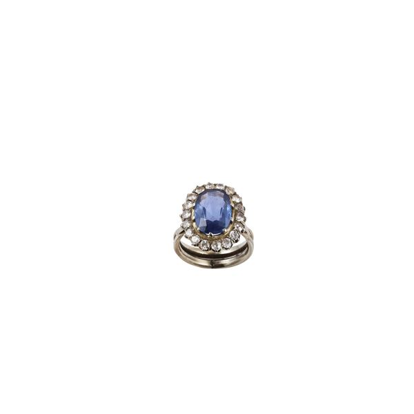 18KT GOLD, SAPPHIRE AND DIAMONDS RING