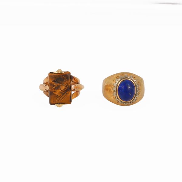 18KT GOLD LOT OF TWO RINGS WITH ENGRAVED TIGER EYE AND LAPISLAZULI