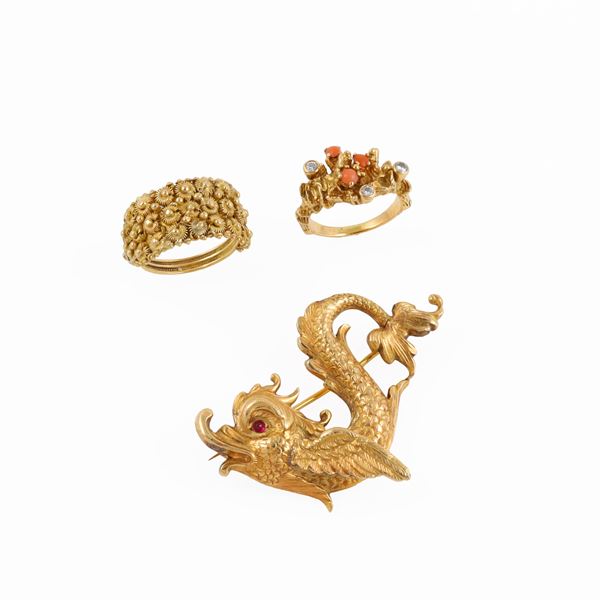 18KT GOLD LOT OF TWO RINGS AND BROOCH WITH DIAMONDS AND CORAL  - Auction JEWELRY, WATCHES, AND SILVERWARE - Casa d'Aste International Art Sale