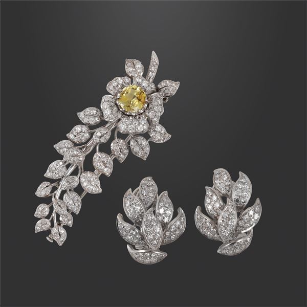 PLATINUM BROOCH AND 18KT GOLD EARRINGS WITH YELLOW SAPPHIRE AND DIAMONDS