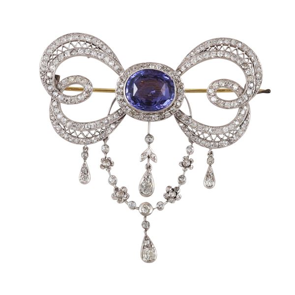 PLATINUM BROOCH WITH SAPPHIRE AND OLD EUROPEAN CUT DIAMONDS AND 18KT GOLD EARRINGS WITH DIAMONDS