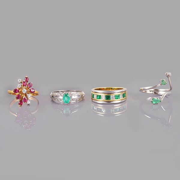 18KT GOLD LOTO OF FOUR RINGS WITH DIAMONDS, RUBIES AND EMERALDS