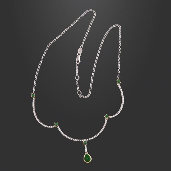 18KT GOLD, DIAMONDS AND CABOCHON CUT EMERALDS NECKLACE