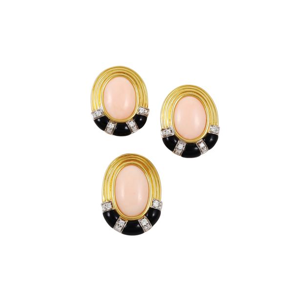 ~18KT GOLD, DIAMONDS, CORALS AND ONYX EARRINGS AND PENDANT SET