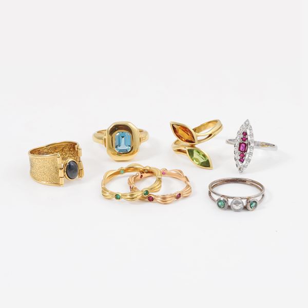 18KT GOLD LOT OF SEVEN RINGS WITH CABOCHON CUT SAPPHIRE, BLUE TOPAZ, QUARTZ, PERIDOT, RUBIES, EMERALDS AND ROSE CUT DIAMOND  - Auction JEWELRY, WATCHES, AND SILVERWARE - Casa d'Aste International Art Sale