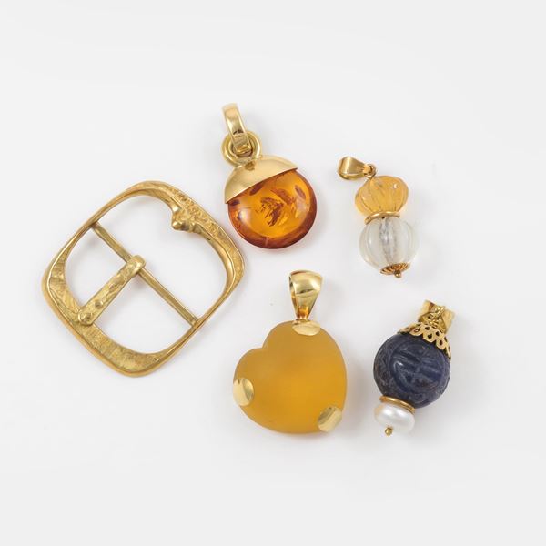 18KT GOLD LOT OF BUCKLE AND FOUR PENDANTS WITH AMBER, QUARTZ, FRESHWATER PEARL AND GLASS  - Auction JEWELRY, WATCHES, AND SILVERWARE - Casa d'Aste International Art Sale