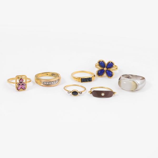 18KT GOLD LOT OF SEVEN RINGS WITH DIAMOND, LAPISLAZULI, ENAMEL, SAPPHIRE AND MOONSTONE