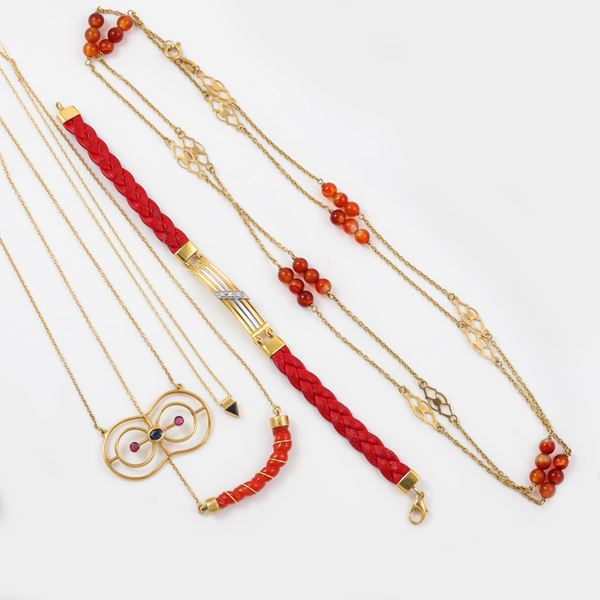 18KT GOLD LOT OF BRACELET AND FOUR NECKLACES WITH CARNELIAN, SAPPHIRE, RUBY AND CORAL  - Auction JEWELRY, WATCHES, AND SILVERWARE - Casa d'Aste International Art Sale