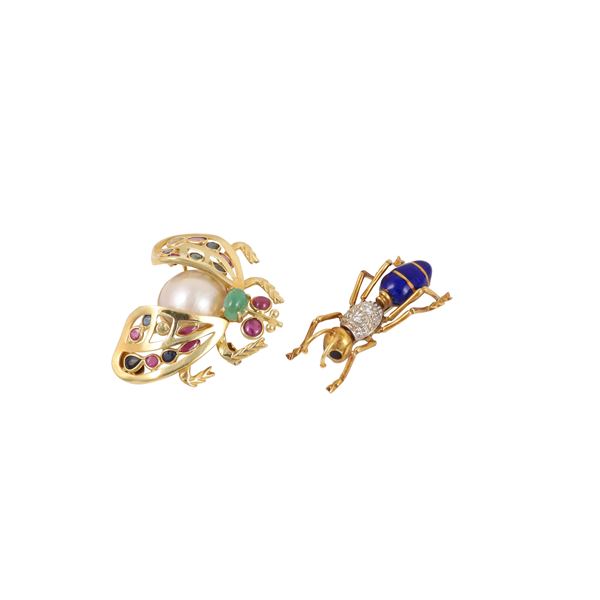 18KT GOLD TWO BROOCHES LOT, WITH GEMS, MABÈ PEARL, DIAMONDS AND ENAMEL  - Auction JEWELRY, SILVER AND LUXURY BAG - Casa d'Aste International Art Sale