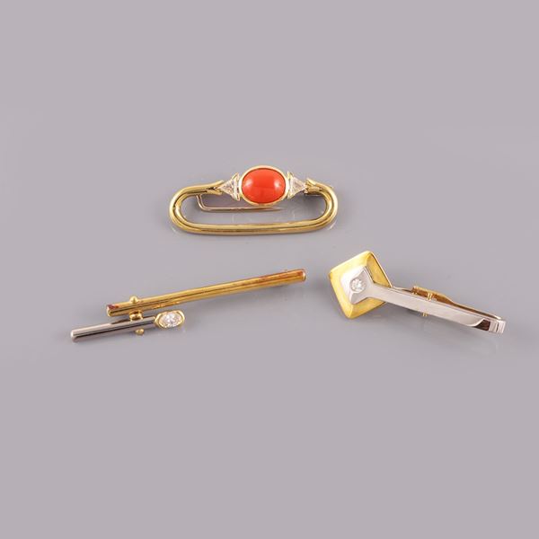18KT GOLD AND PLATINUM LOT OF TWO BROOCHES AND ONE TIE CLIP WITH DIAMONDS AND CORAL