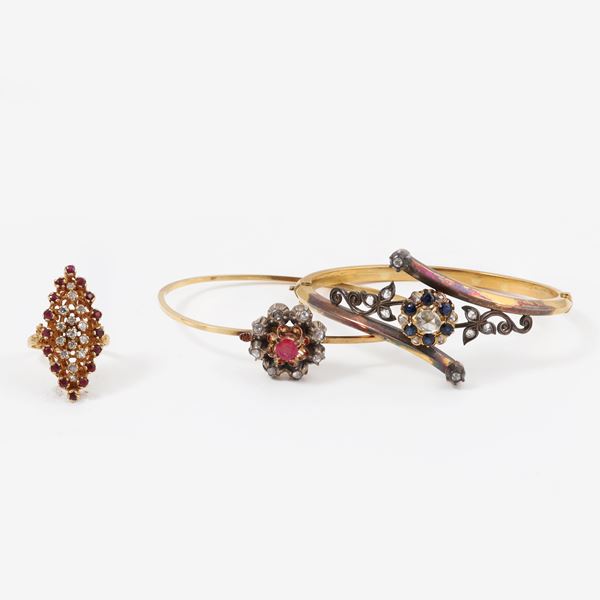 18KT GOLD AND SILVER LOT OF TWO BANGLE WITH ROSE CUT DIAMOND, SAPPHIRE, RUBY AND 18KT GOLD, DIAMOND AND RUBY (chipped) RING