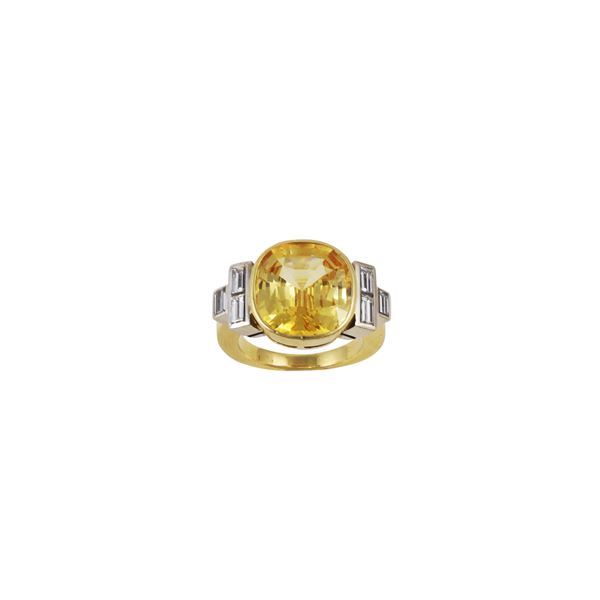 18KT GOLD, YELLOW SAPPHIRE AND DIAMONDS RING