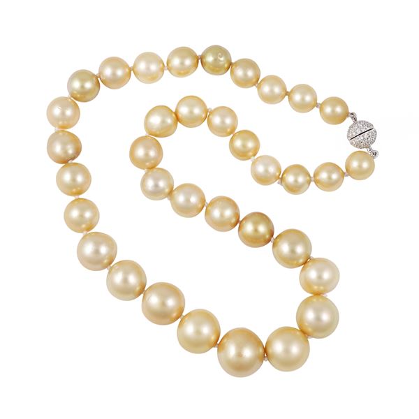 * A SINGLE GOLDEN SOUTH SEA CULTURED PEARL STRAND WITH 18KT GOLD AND DIAMONDS CLASP  - Auction IMPORTANT JEWELRY - Casa d'Aste International Art Sale