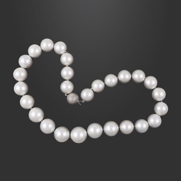 * A SINGLE SOUTH SEA CULTURED PEARL STRAND WITH 18KT GOLD CLASP  - Auction IMPORTANT JEWELRY - Casa d'Aste International Art Sale