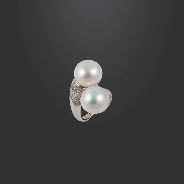 * 18KT GOLD, SOUTH SEA CULTURED PEARLS AND DIAMONDS RING