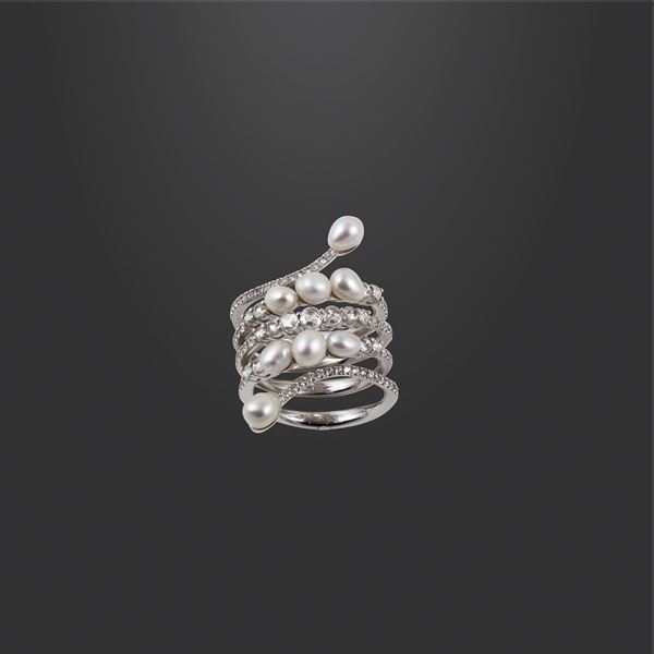 * 18KT GOLD, ROSE CUT DIAMONDS, BRILLIANT CUT DIAMONDS AND FRESHWATER PEARLS RING