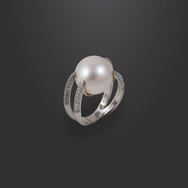 * 18KT GOLD, CULTURED SOUTH SEA PEARL AND DIAMONDS RING