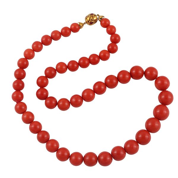 ~ A SINGLE STRAND OF CORALS WITH 18KT GOLD AND RUBIES CLASP