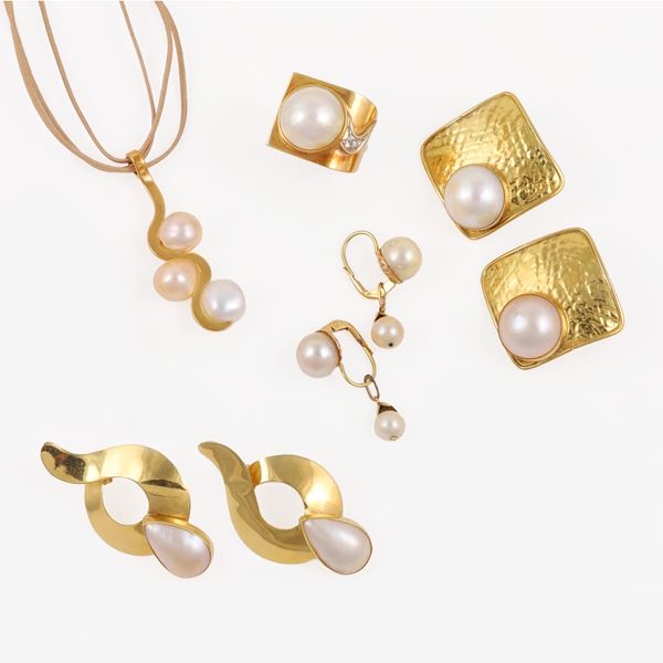 LOT OF ONE RING, THREE PAIRS OF EARRINGS AND ONE PENDANT. 18KT GOLD, DIAMONDS, CULTURED PEARLS (SOME OF THEM FRESHWATER AND MABÈ). FABRIC NECKLACE WITH 925 SILVER CLASP