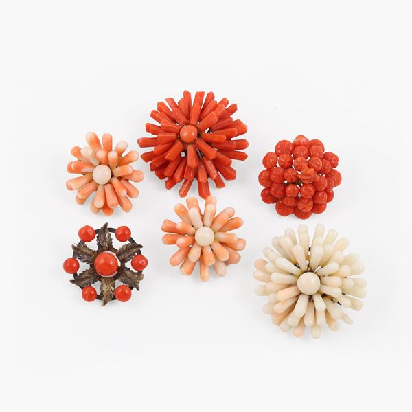 LOT OF FOUR BROOCHES AND A PAIR OF EARRINGS WITH CORALS AND METAL  - Auction JEWELRY, WATCHES, AND SILVERWARE - Casa d'Aste International Art Sale