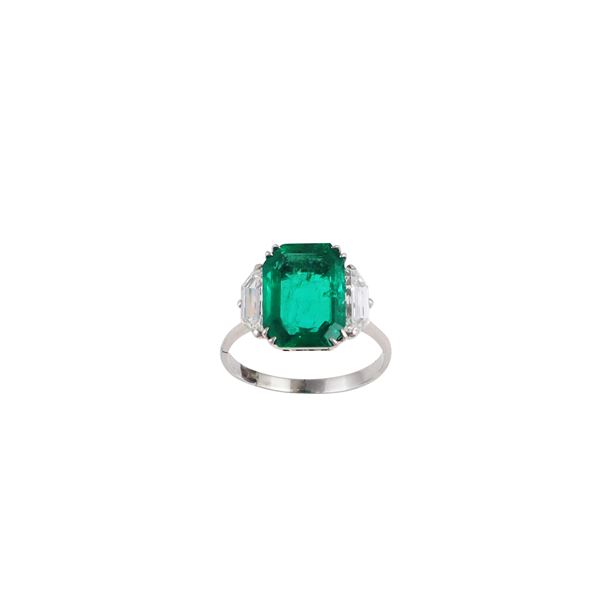 PLATINUM, COLOMBIA EMERALD AND DIAMONDS RING