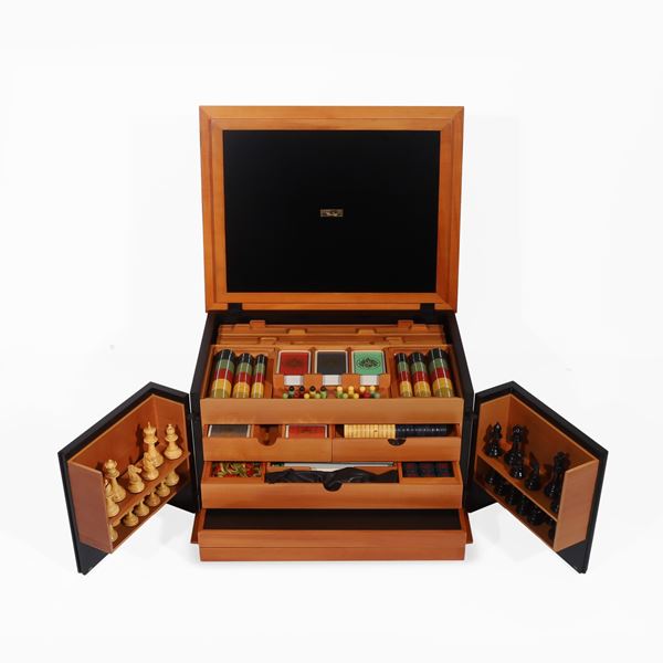 Rare pear wood game box with 18KT gold details, made by Pierluigi Ghianda for Pomellato