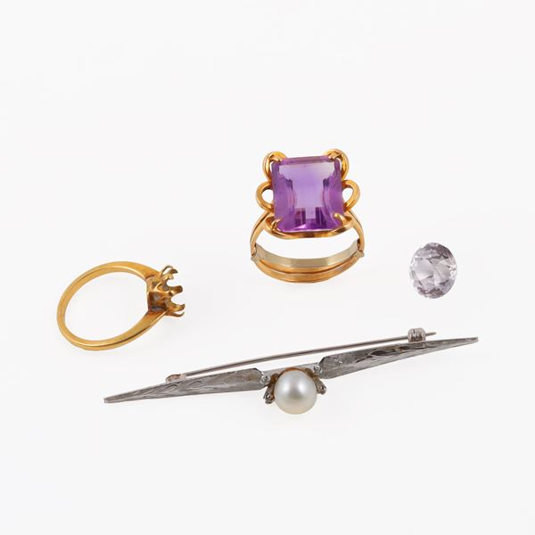 18KT GOLD LOT OF TWO RINGS AND BROOCH WITH AMETHYST, SYNTHETIC GEM, CULTURED PEARL AND SMALL DIAMONDS 